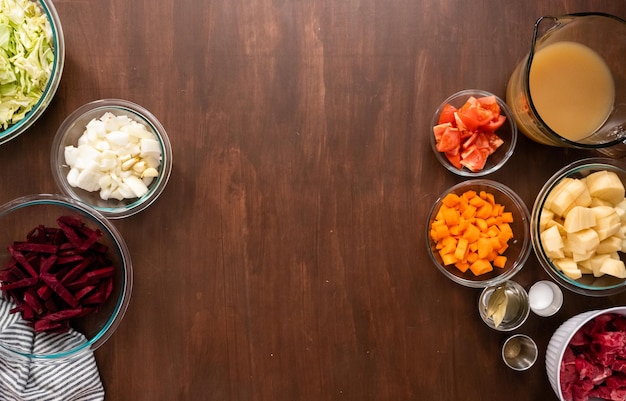 Mise à plat. Préparation des ingrédients pour faire cuire la soupe bortsch.