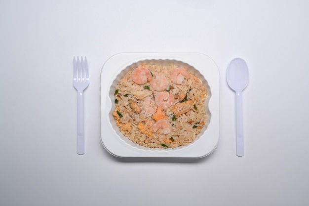 Mise à plat riz frit congelé aux crevettes sur fond blanc