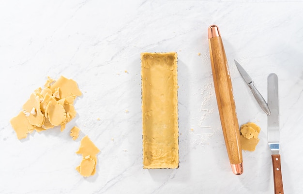 Mise à plat Rouler la pâte à tarte pour cuire la croûte de la tarte au mascarpone avec des baies fraîches