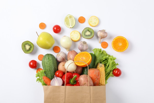 Mise à Plat Avec Sac En Papier, Légumes Et Fruits Sur Blanc