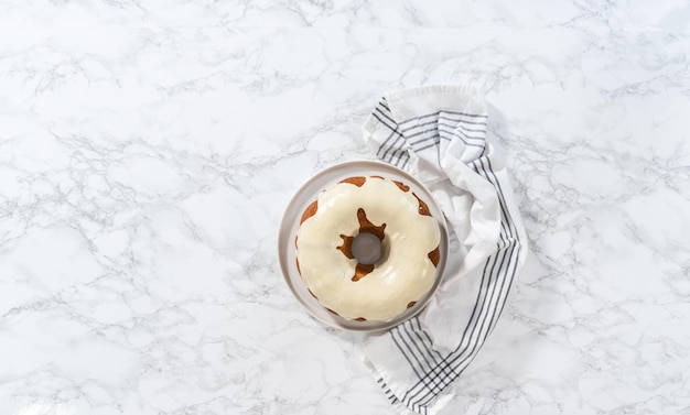 Mise à plat Trancher le gâteau bundt au lait de poule fait maison avec un glaçage au lait de poule