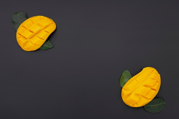 Mise à plat de tranches de mangue avec des feuilles