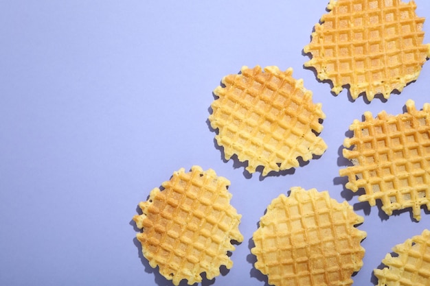 Mise à plat avec des tranches de wafer sur fond violet