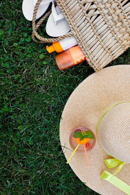 Mise à plat de vacances à la plage d'été lumineuses en plein air ou concept de style de vie de voyage