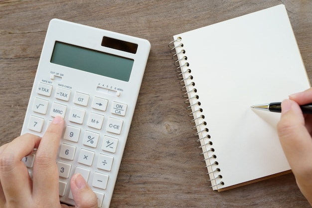 Mise à Plat De La Vue De Dessus Table De Bureau Avec Cahier Vierge, Smartphones, Calculatrices Et Autres Fournitures De Bureau