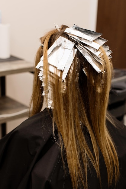 Photo mise en valeur des cheveux avec du papier d'aluminium vue arrière