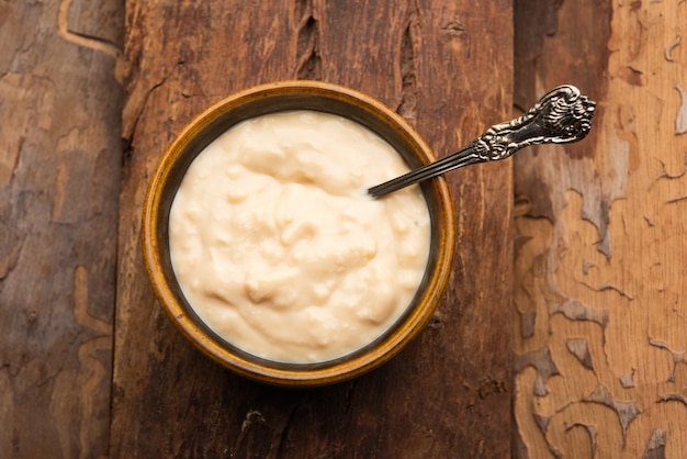 Le Mishti Doi est un dahi ou caillé sucré fermenté originaire du Bangladesh et un dessert populaire dans les États indiens du Bengale occidental, de Tripura, d'Assam et d'Odisha, à base de lait et de sucre ou de jaggery.