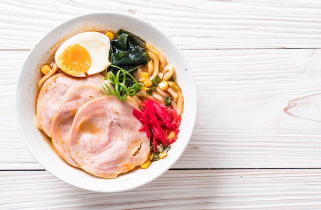 miso udon ramen épicé avec du porc