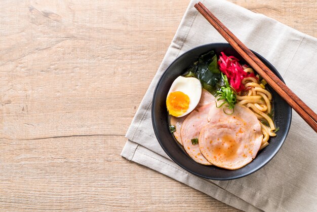 miso udon ramen épicé avec du porc