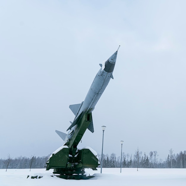 Missiles sol-air sur la neige en hiver Fusées du système défensif de défense aérienne dans la forêt d'hiver