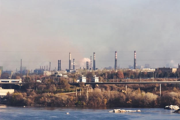 Émission de fumée industrielle des cheminées d'usine. Zaporojie, Ukraine. Le concept du problème de la protection de l'environnement. La pollution de l'air