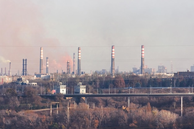 Émission de fumée des tuyaux d'une usine métallurgique. Le problème de la pollution de l'air et du réchauffement climatique. Concept de protection de l'environnement. Zaporojie, Ukraine
