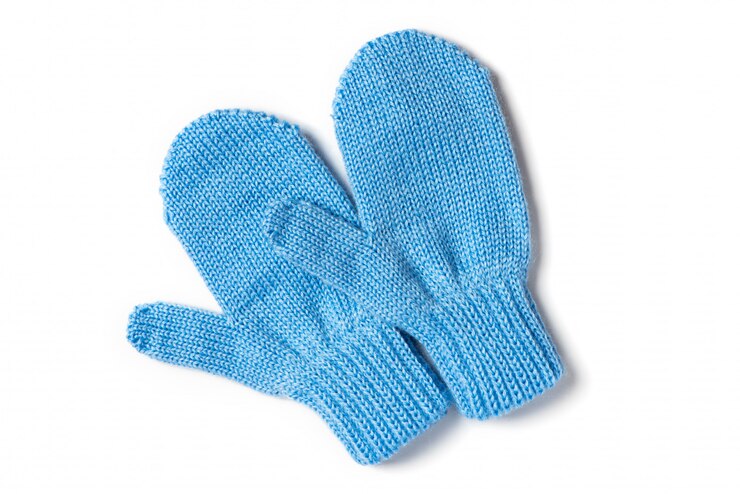 Photo mitaines bébé en tricot bleu isolés
