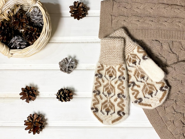 Photo mitaines tricotées à plat du nouvel an avec un motif