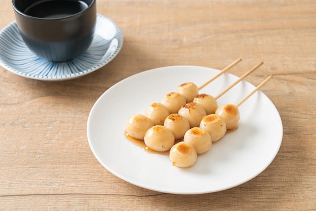 Mitarashi dango. Dumpling dans une sauce soja sucrée - style traditionnel japonais