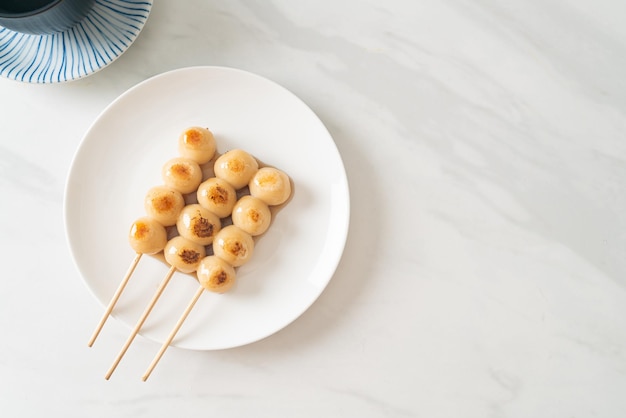 Mitarashi dango. Dumpling dans une sauce soja sucrée - style traditionnel japonais