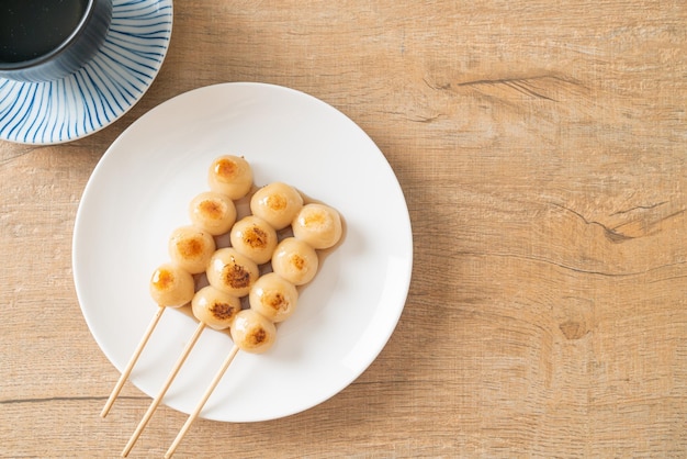 Mitarashi dango. Dumpling dans une sauce soja sucrée - style traditionnel japonais