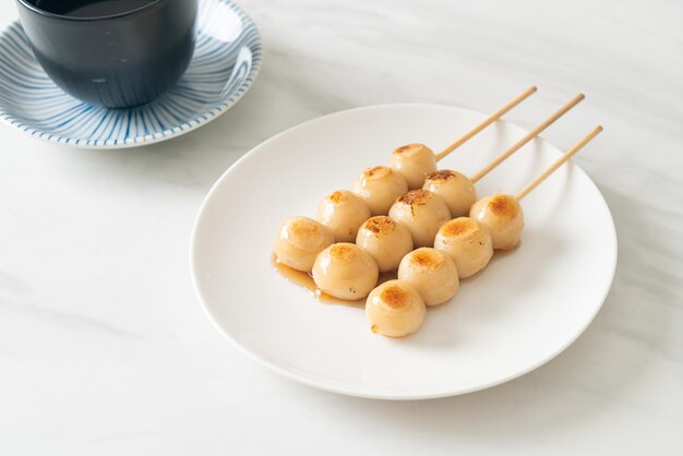 Mitarashi dango Dumpling dans une sauce soja sucrée