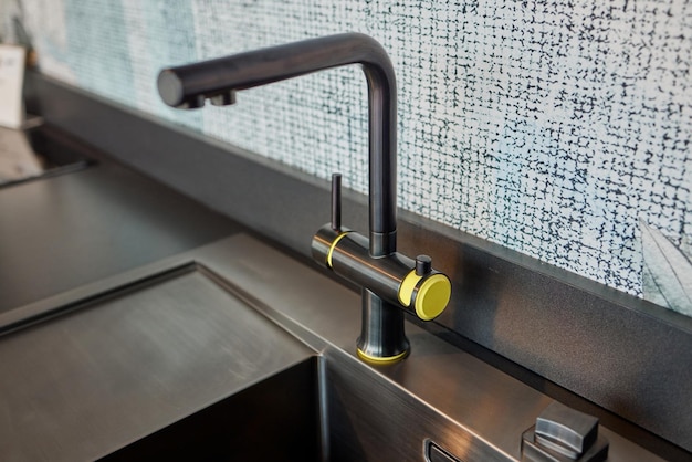 Mitigeur d'eau de cuisine Robinet d'eau en matériau chromé