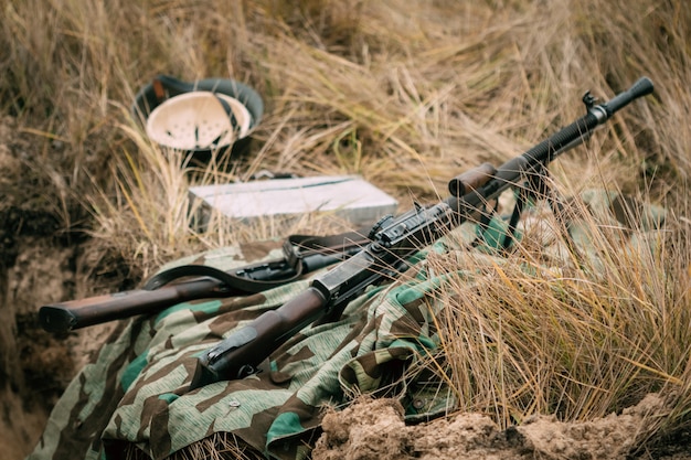 Mitrailleuse tchèque dans l'herbe sèche