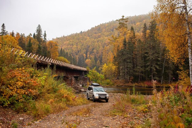 Mitsubishi Pajero au pont sur une rivière de montagne