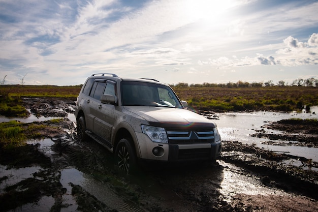 Mitsubishi Pajero Montero coincé dans la boue