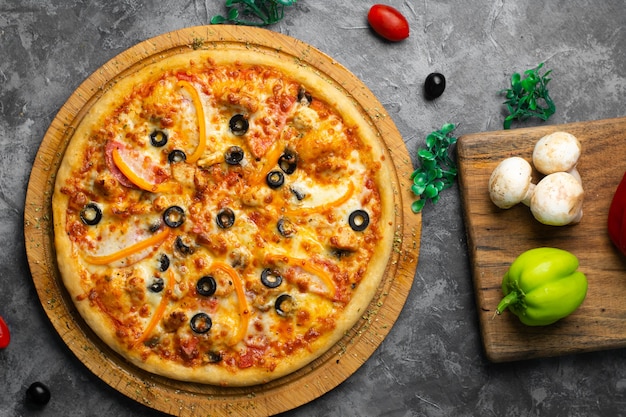 Mix pizza avec poulet tomate poivron olives et champignons