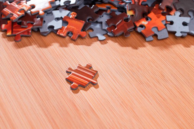 Mixed Jigsaw Puzzle Peaces sur table en bois