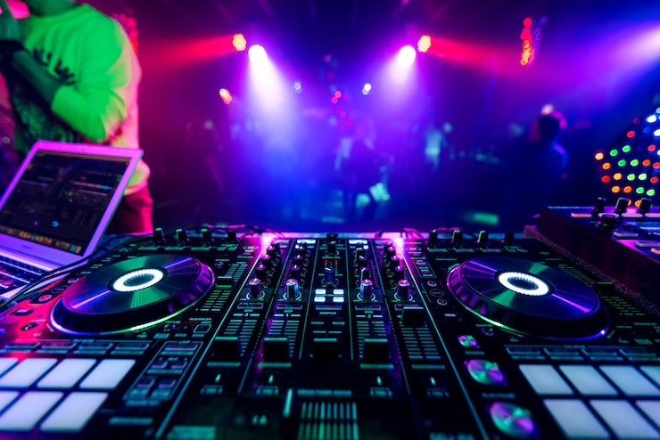 Photo mixeur de musique dj professionnel lors d'une fête lors d'un concert électronique