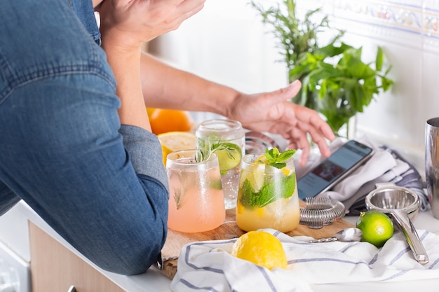 Mixologue préparant des cocktails rafraîchissants avec du seltz dur à la maison