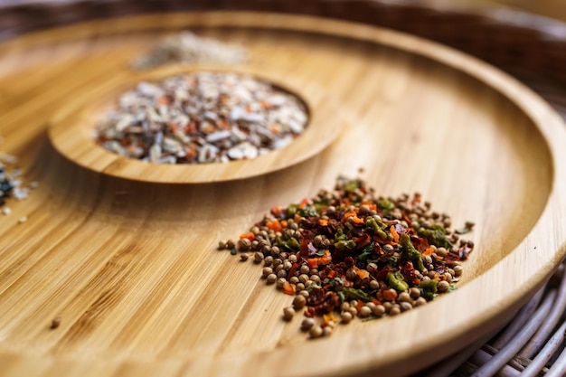 Mixture d'épices à cuire sur une assiette en bois