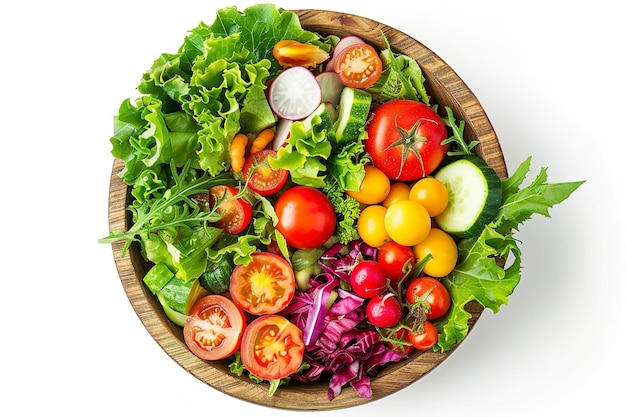 Mixture de légumes frais dans un bol en bois sur fond blanc