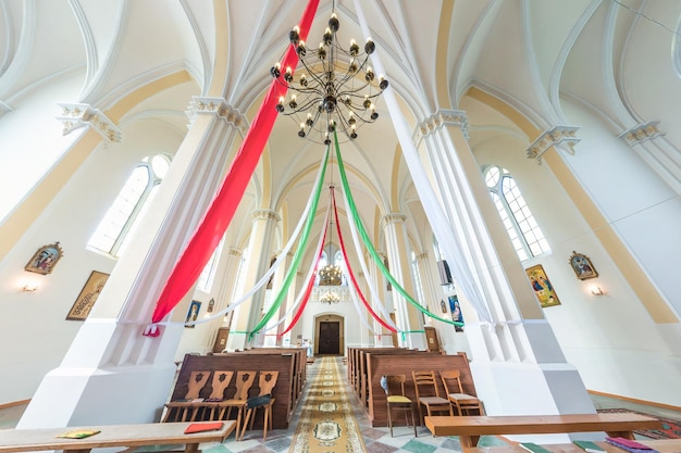 MIZHERICHI BÉLARUS AOÛT 2021 dôme intérieur et regardant vers le haut dans un ancien plafond et voûte d'église catholique gothique ou baroque