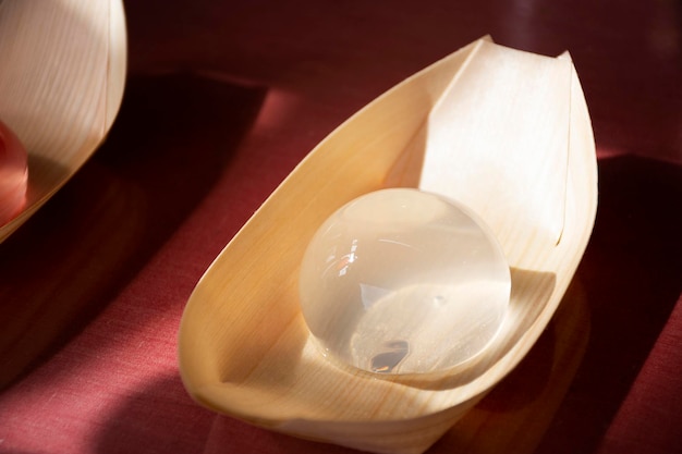 Mizu shingen jelly mochi transparent ou gâteau d'eau de goutte de pluie sur une tasse de feuilles de bambou pour les voyageurs coréens acheter manger dans un café local dans le village culturel de Gamcheon ou à Santorin de la ville de Busan en Corée du Sud