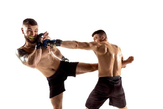 MMA Deux combattants professionnels poinçonnage ou boxe isolé sur fond blanc studio