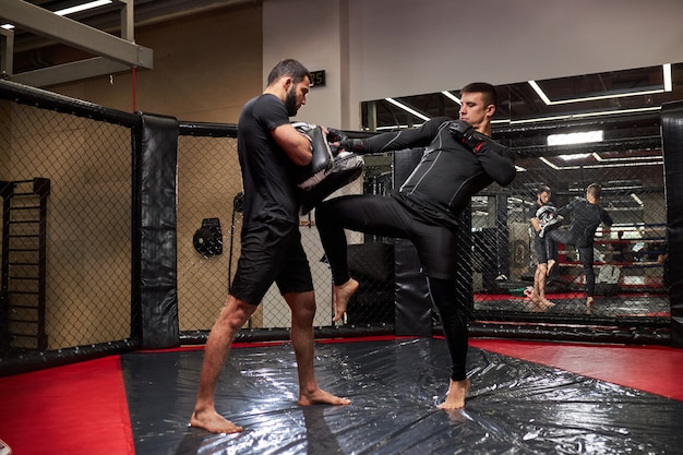 MMA. Deux jeunes boxeurs professionnels de boxe, combats d'athlètes. Concept de sport, de compétition, d'excitation et d'émotions humaines. Espace copie, concept Sport