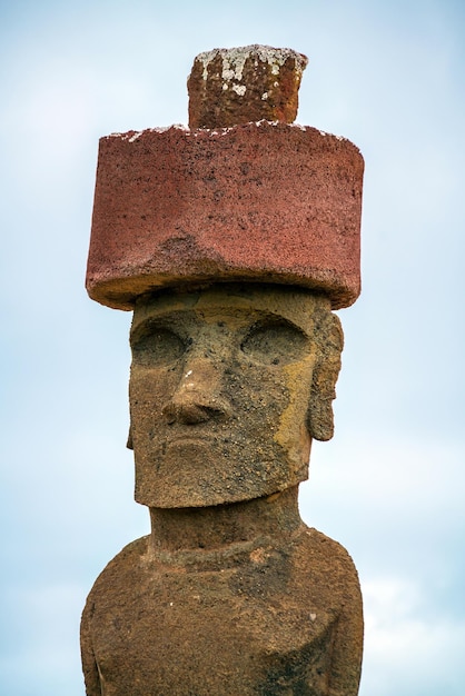 Moai debout sur la plage d'Anakena à l'île de Pâques