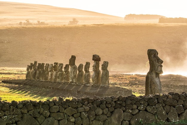 Moais à Ahu Tongariki sur l'île de Pâques