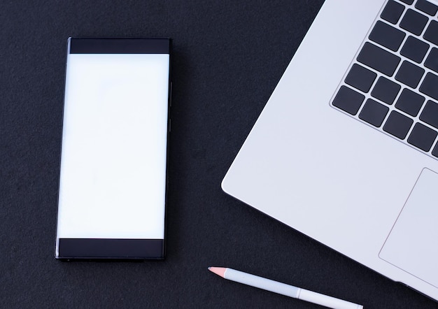 Mobile et ordinateur sur table de bureau