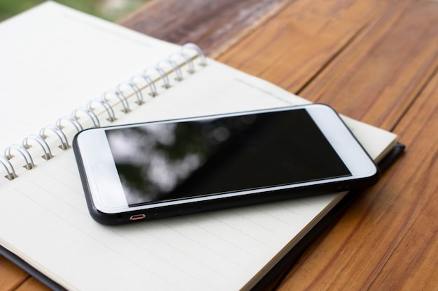 Mobile smartphone sur table en bois