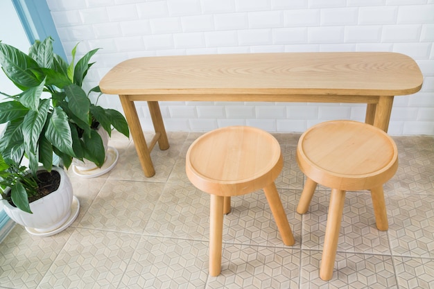 Mobilier d&#39;assise en bois dans une chambre de style minimal