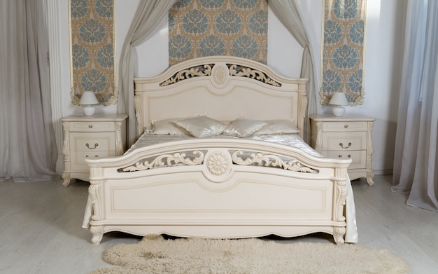 Mobilier de chambre blanc classique - lit king size avec tables de chevet