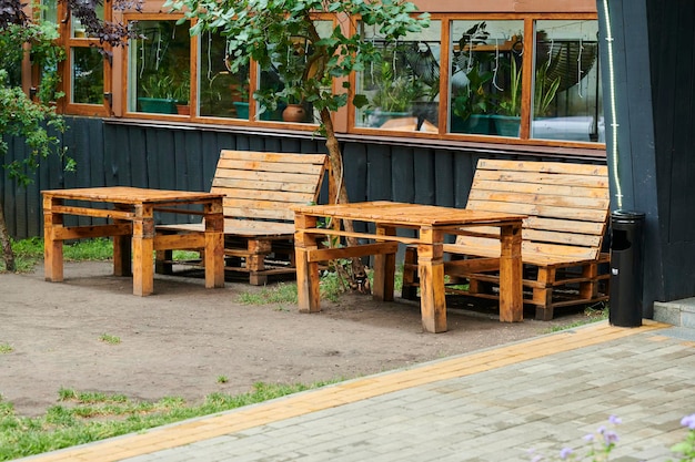 Mobilier d'extérieur à partir de palettes de construction Mobilier fait maison dans un café avec terrasse extérieure