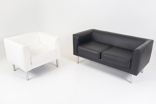 Mobilier moderne dans une pièce blanche et blanche