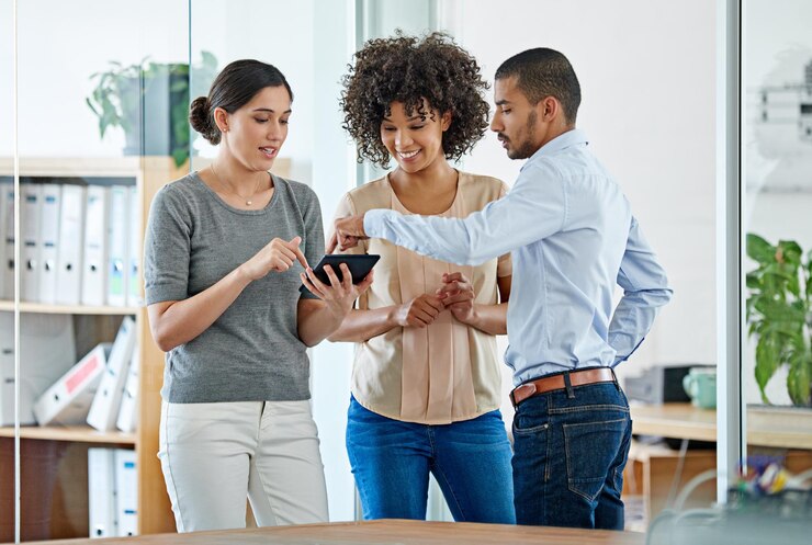 Photo la mobilité sur le lieu de travail en action photo de collègues de bureau discutant sur une tablette numérique