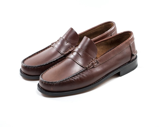 Mocassins marron pour hommes isolés sur fond blanc