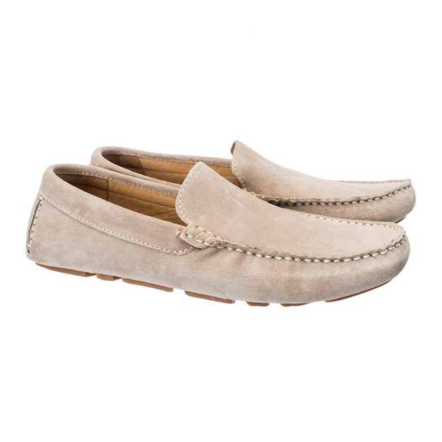 Mocassins pour hommes en daim doux de couleur claire isolés sur fond blanc