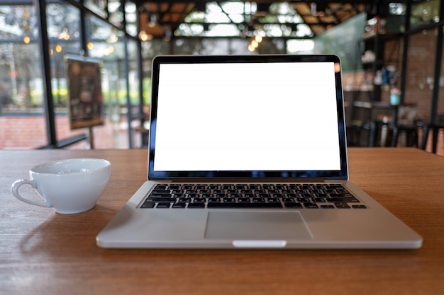 Mock up à l&#39;aide d&#39;un ordinateur portable avec un ordinateur à écran blanc espace de travail moderne dans un café