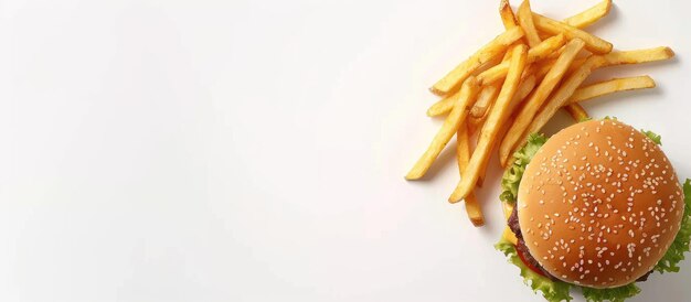 Mock up burger et frites sur fond blanc avec de l'espace pour le texte et le logo, y compris le chemin de coupe