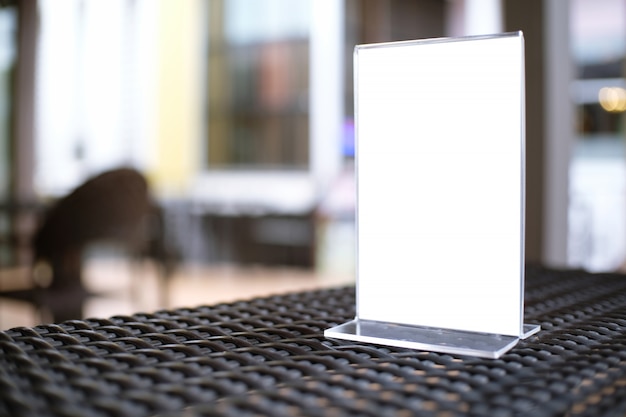 Mock up Cadre de menu debout sur la table en bois dans le bar restaurant cafe. espace pour le texte.